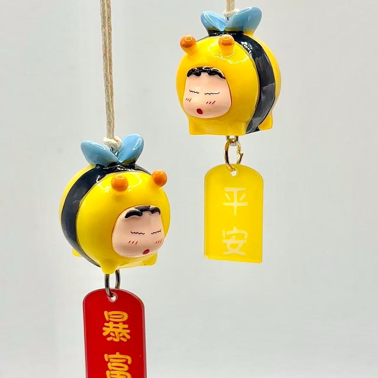 Home Decor Interior - Crayon Shin-chan Arı Kostümü Figürü Araba